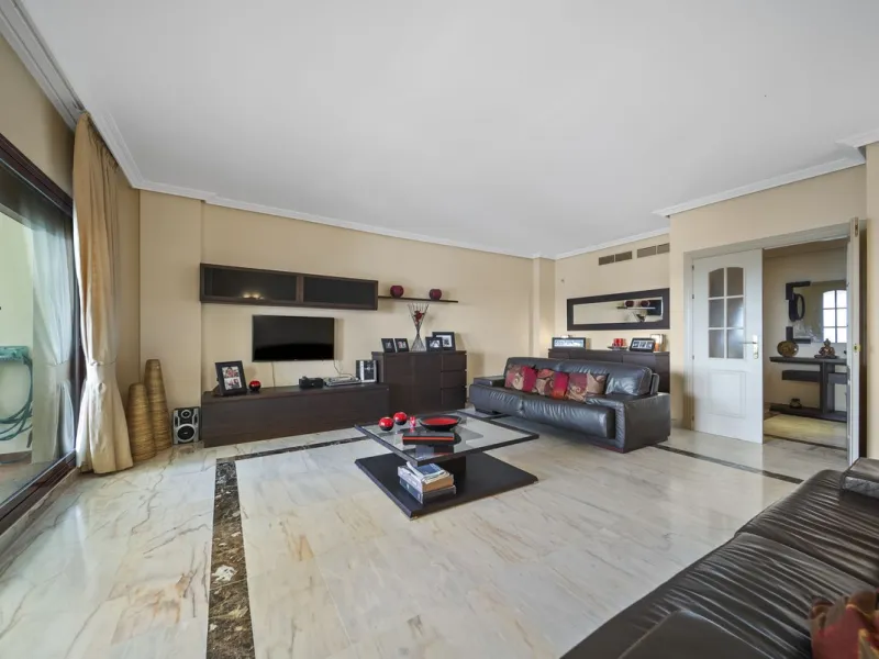 Exquisite Frontline Beach Apartment in an Exclusive Development.