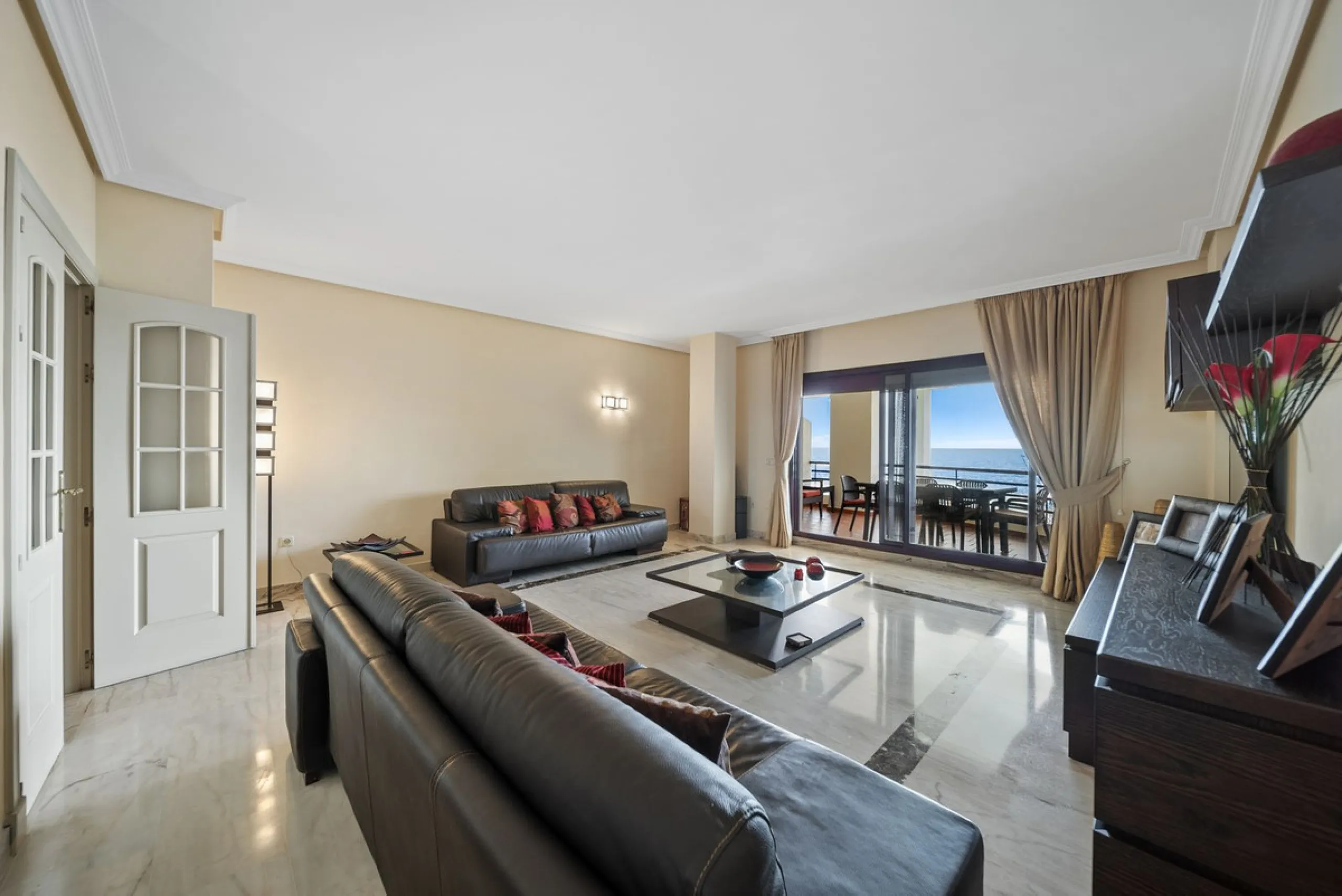 Exquisite Frontline Beach Apartment in an Exclusive Development.