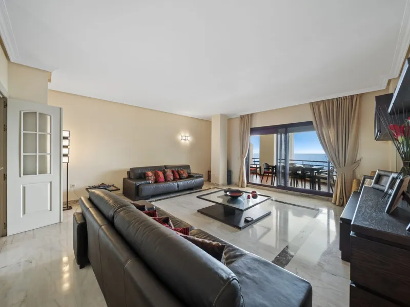 Exquisite Frontline Beach Apartment in an Exclusive Development.