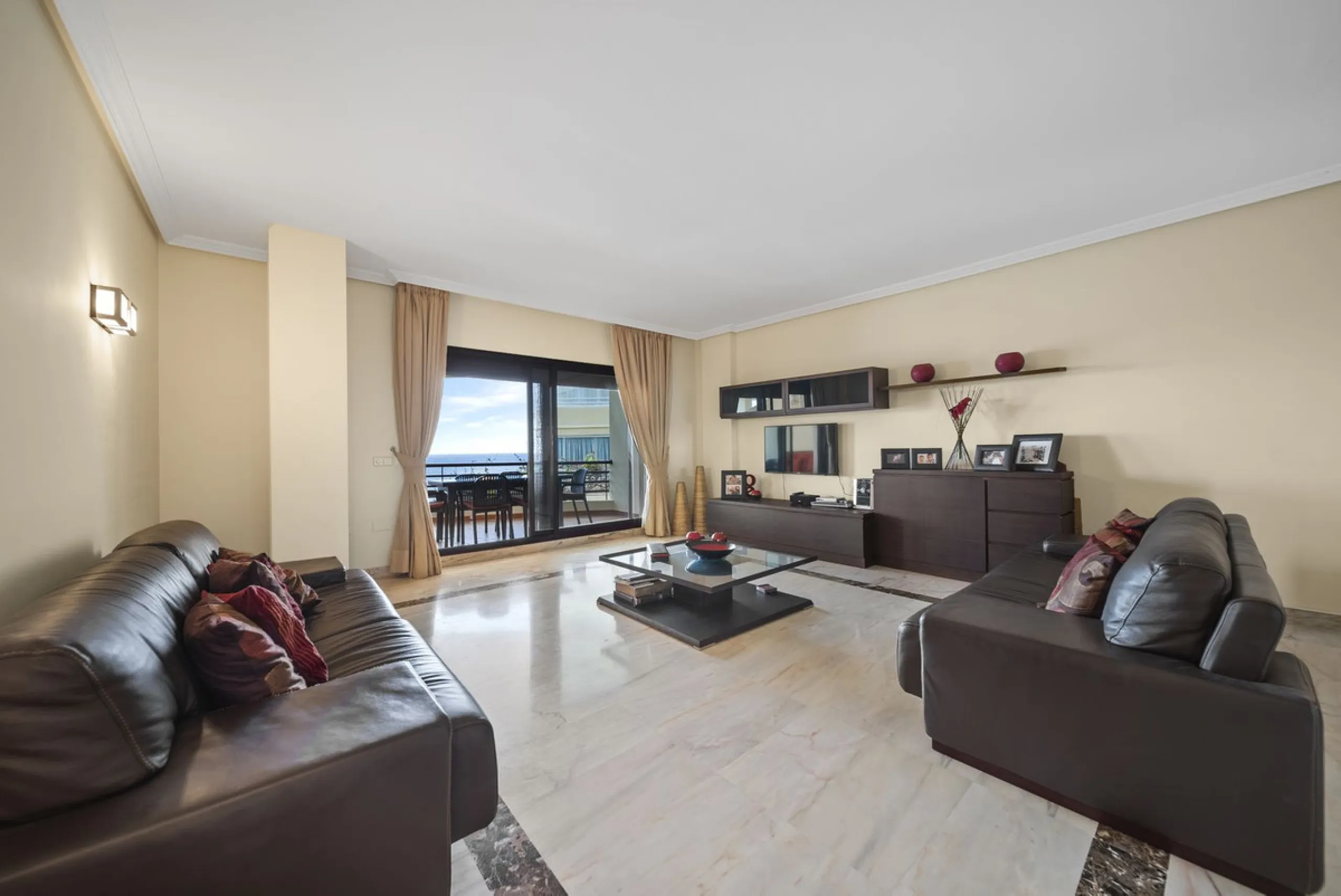 Exquisite Frontline Beach Apartment in an Exclusive Development.