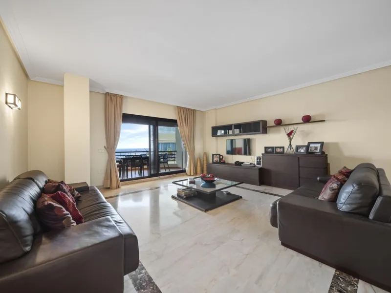 Exquisite Frontline Beach Apartment in an Exclusive Development.
