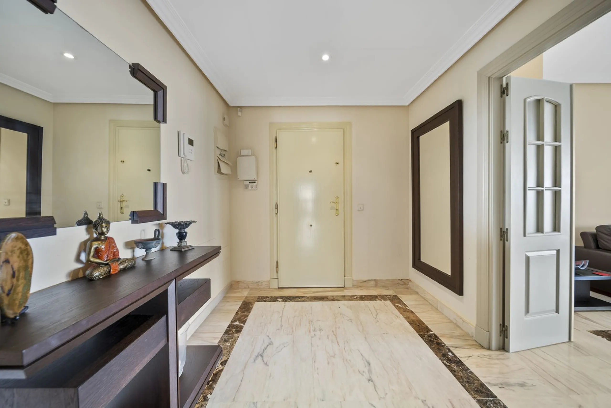 Exquisite Frontline Beach Apartment in an Exclusive Development.
