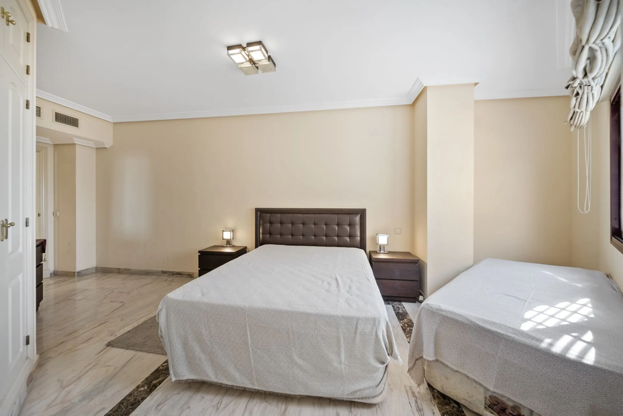 Exquisite Frontline Beach Apartment in an Exclusive Development.