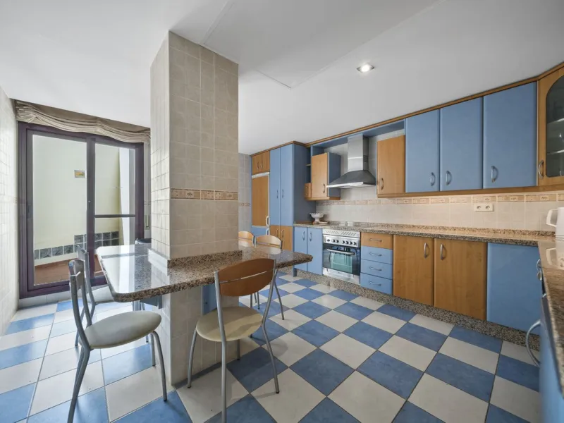 Exquisite Frontline Beach Apartment in an Exclusive Development.