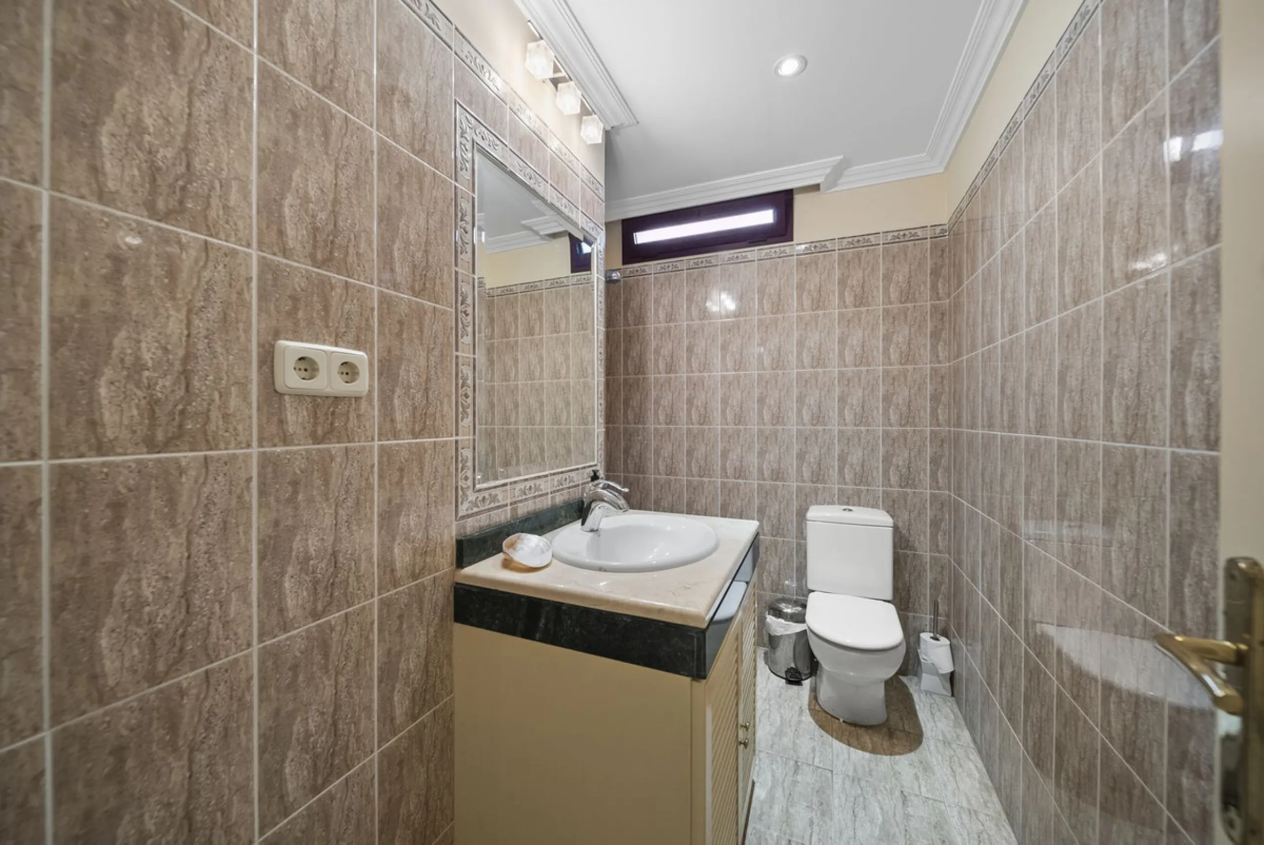 Exquisite Frontline Beach Apartment in an Exclusive Development.
