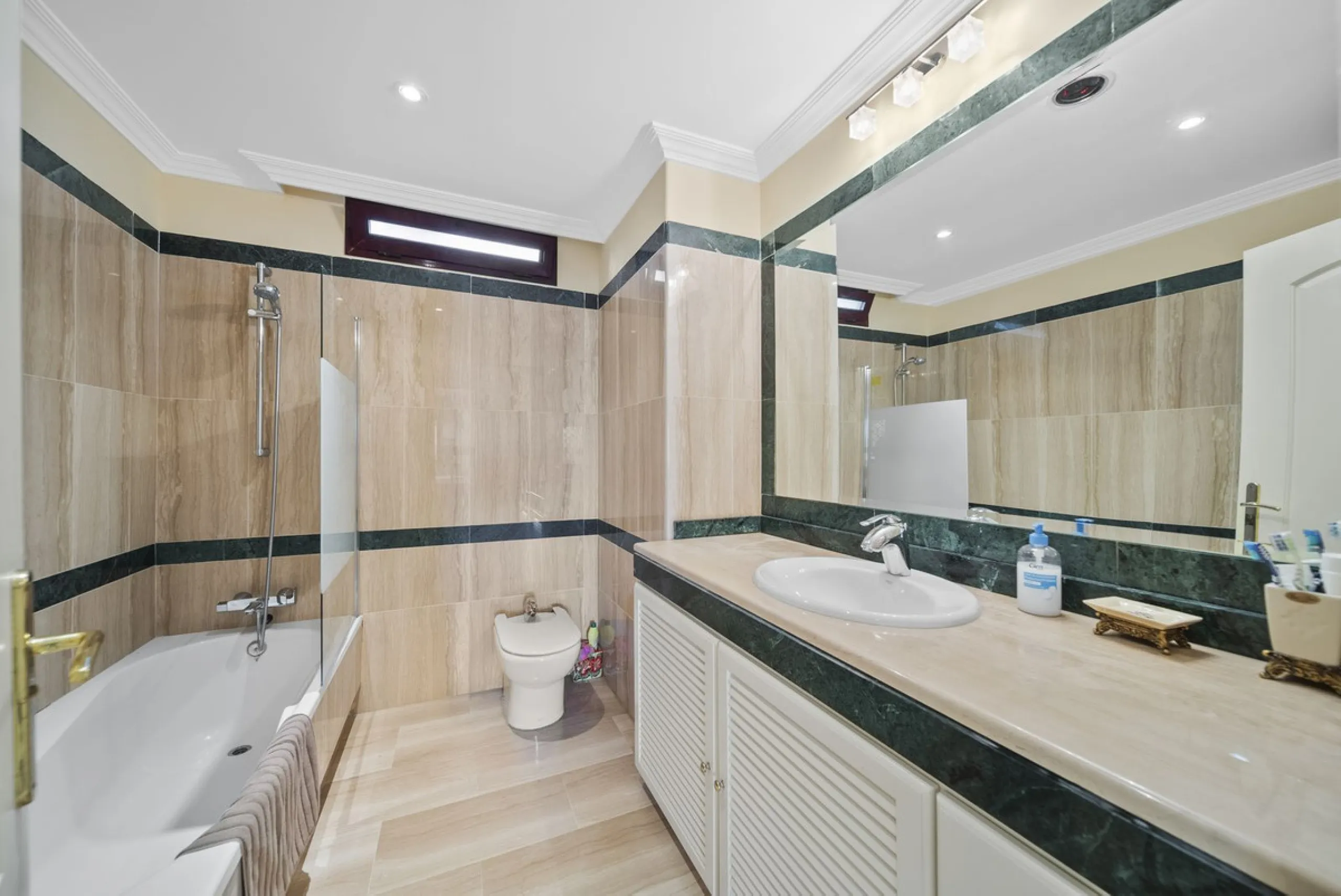 Exquisite Frontline Beach Apartment in an Exclusive Development.