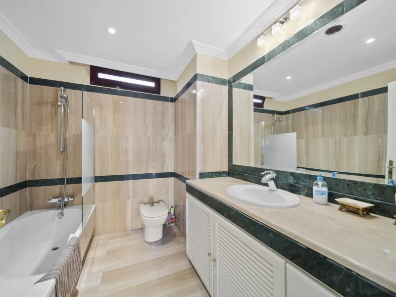 Exquisite Frontline Beach Apartment in an Exclusive Development.