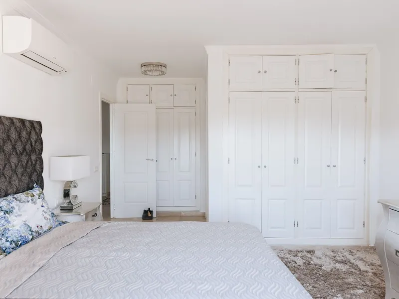 A stunning two-story penthouse is for sale, offering a bright and cozy space that combines luxury and comfort. The apartment features 4 spacious bedrooms, perfect for resting, and 2 modern bathrooms. The kitchen is a true highlight, large and newly renova