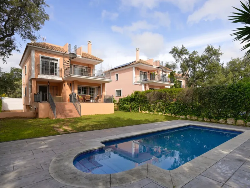 House - Detached Villa в продаже в Marbella, Málaga. В доме 5 спален и 5 ванных комнат. Площадь дома 369 м². Площадь участка 519 м²
