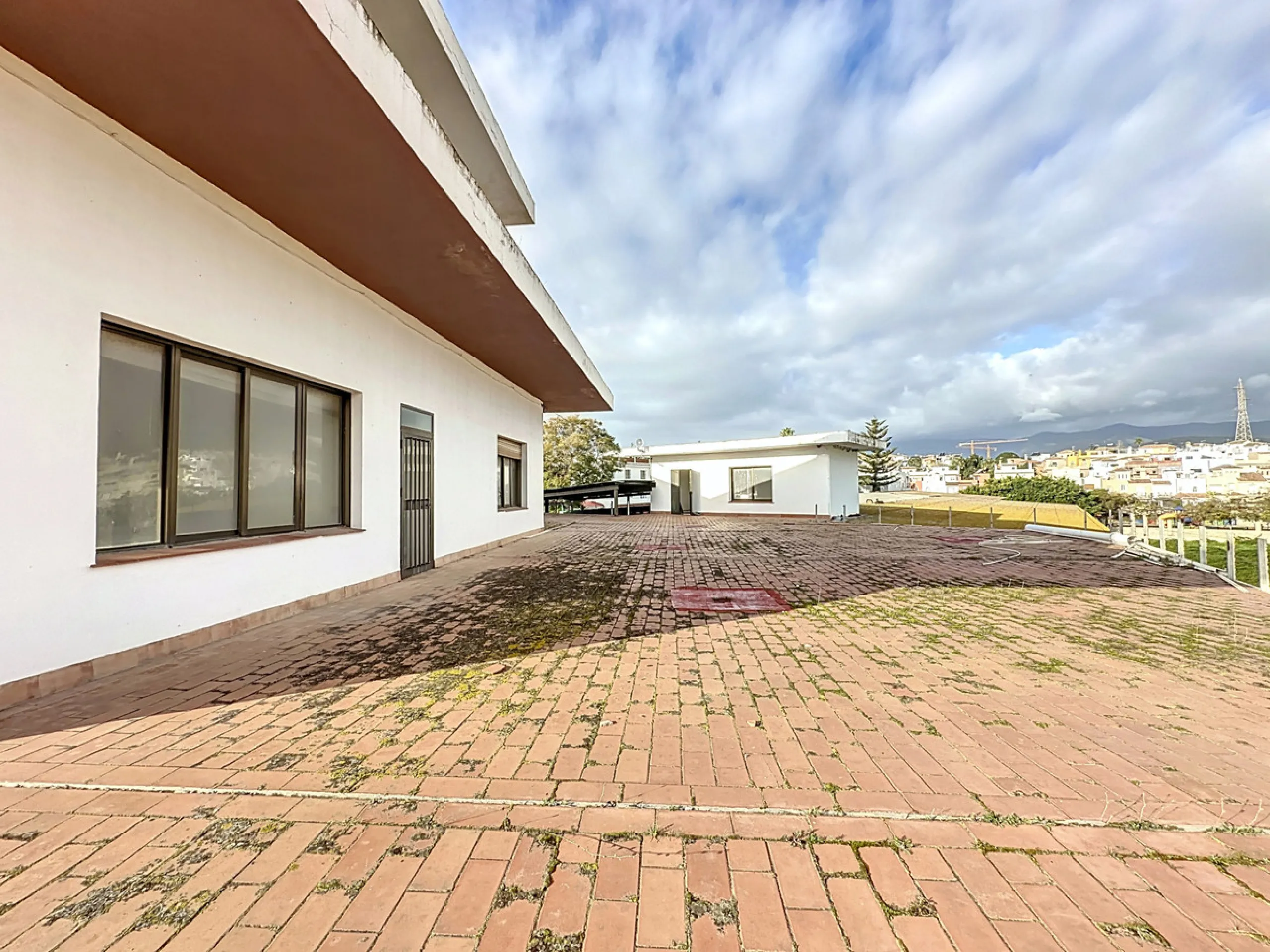 Located in the Cancelada area, in East Estepona, these commercial premises offer a unique opportunity to establish a business in a strategic environment. With a total built area of 898 m², including 569.75 m² of interiors and 328.75 m² of terraces, this s