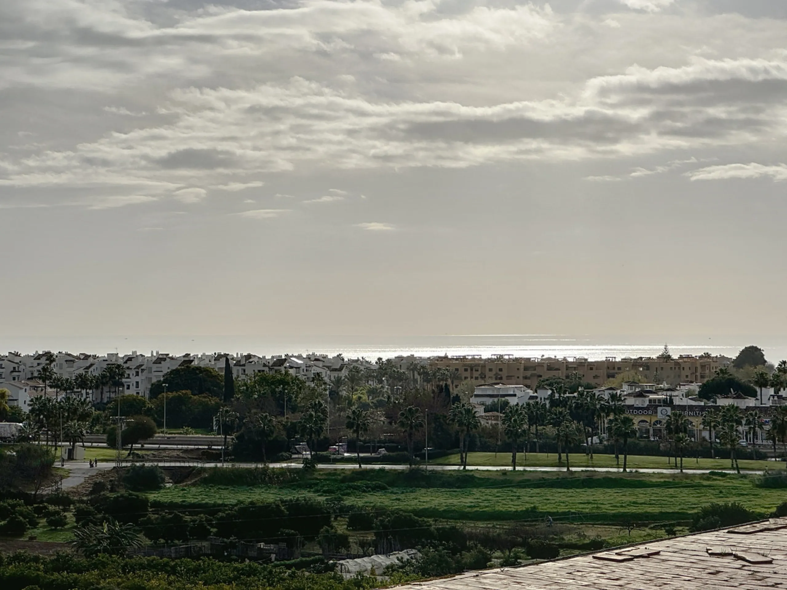 Located in the Cancelada area, in East Estepona, these commercial premises offer a unique opportunity to establish a business in a strategic environment. With a total built area of 898 m², including 569.75 m² of interiors and 328.75 m² of terraces, this s