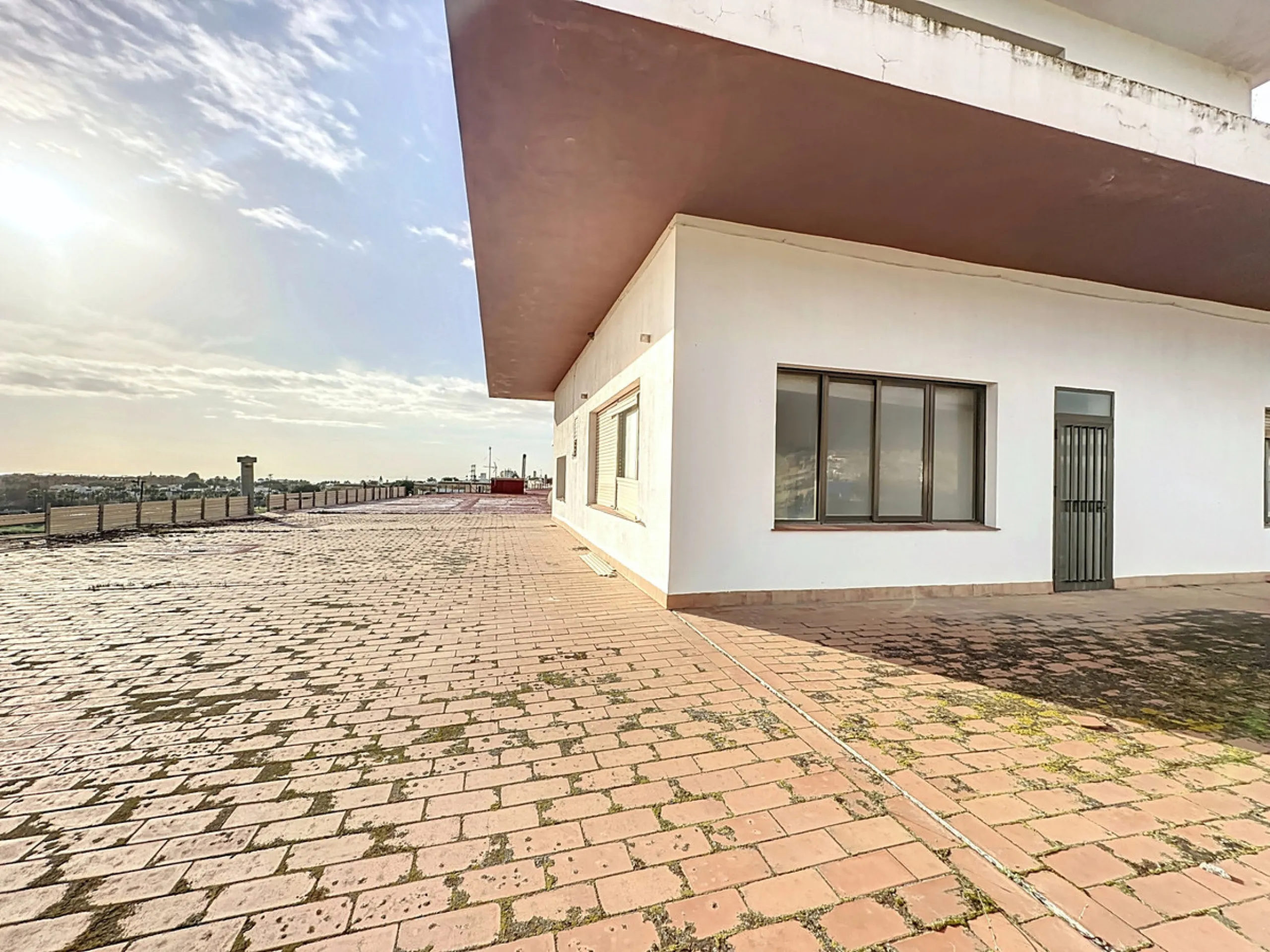 Located in the Cancelada area, in East Estepona, these commercial premises offer a unique opportunity to establish a business in a strategic environment. With a total built area of 898 m², including 569.75 m² of interiors and 328.75 m² of terraces, this s
