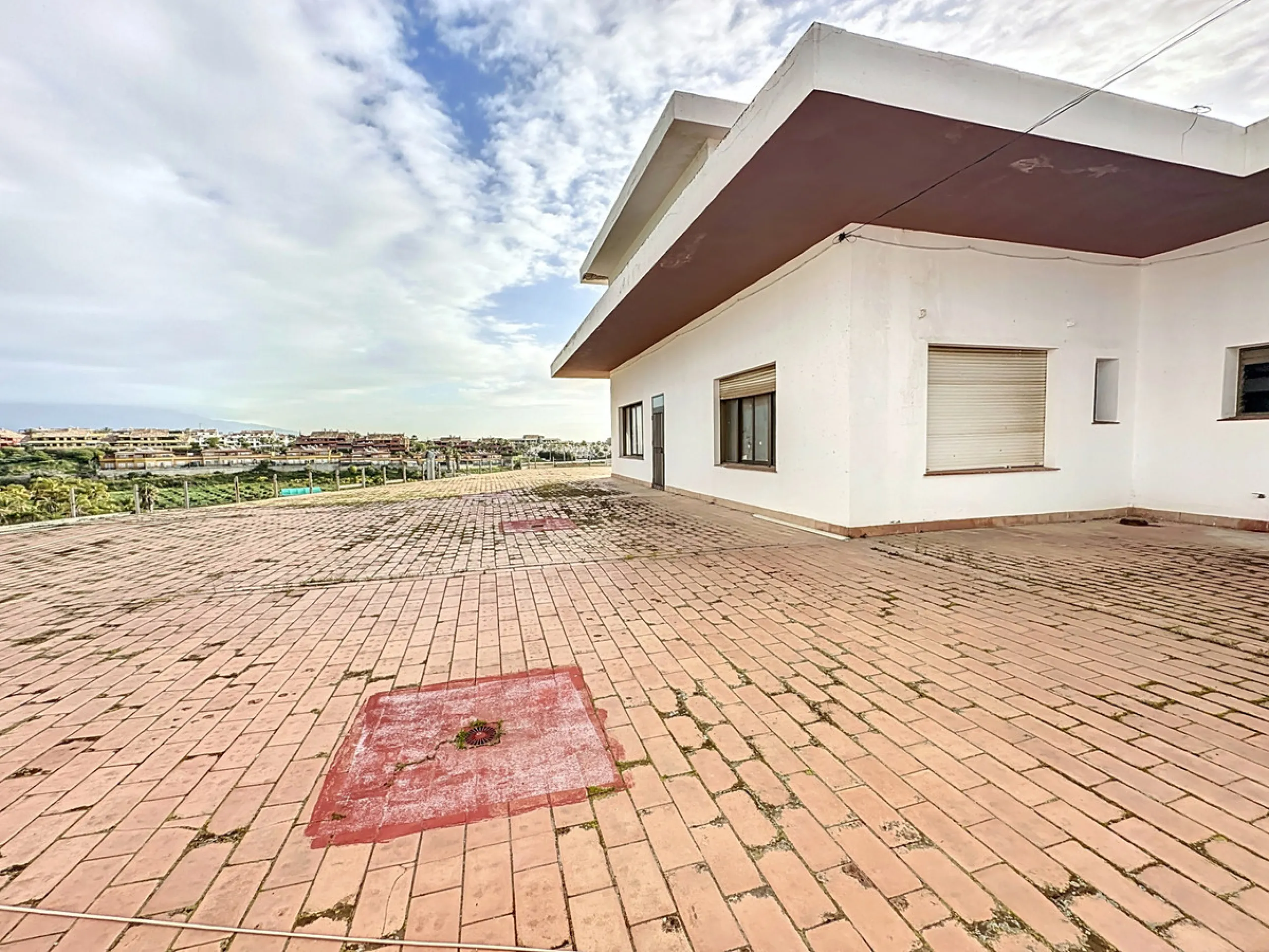 Located in the Cancelada area, in East Estepona, these commercial premises offer a unique opportunity to establish a business in a strategic environment. With a total built area of 898 m², including 569.75 m² of interiors and 328.75 m² of terraces, this s