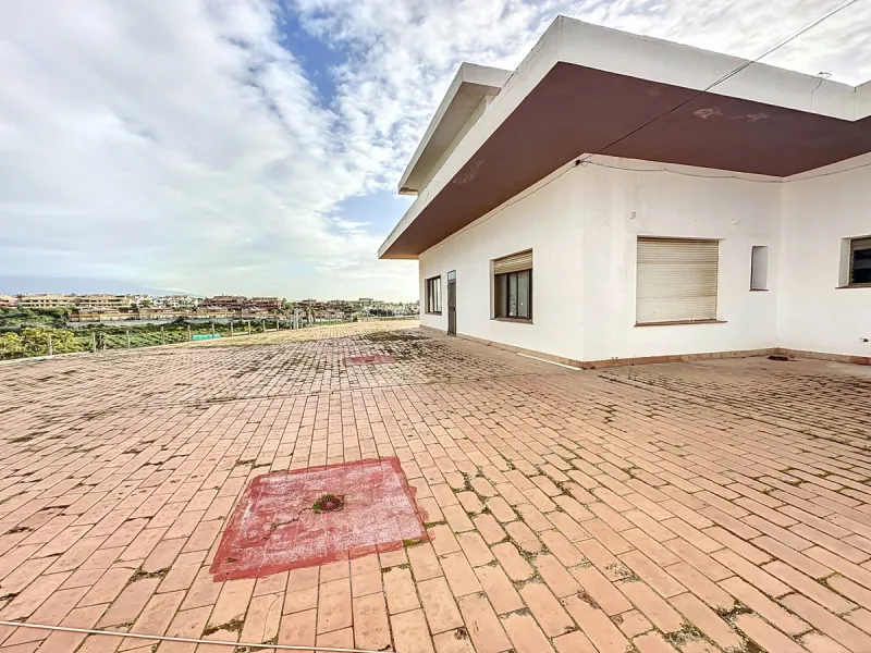 Located in the Cancelada area, in East Estepona, these commercial premises offer a unique opportunity to establish a business in a strategic environment. With a total built area of 898 m², including 569.75 m² of interiors and 328.75 m² of terraces, this s