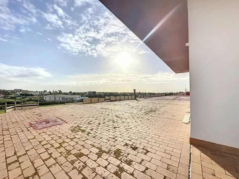 Located in the Cancelada area, in East Estepona, these commercial premises offer a unique opportunity to establish a business in a strategic environment. With a total built area of 898 m², including 569.75 m² of interiors and 328.75 m² of terraces, this s