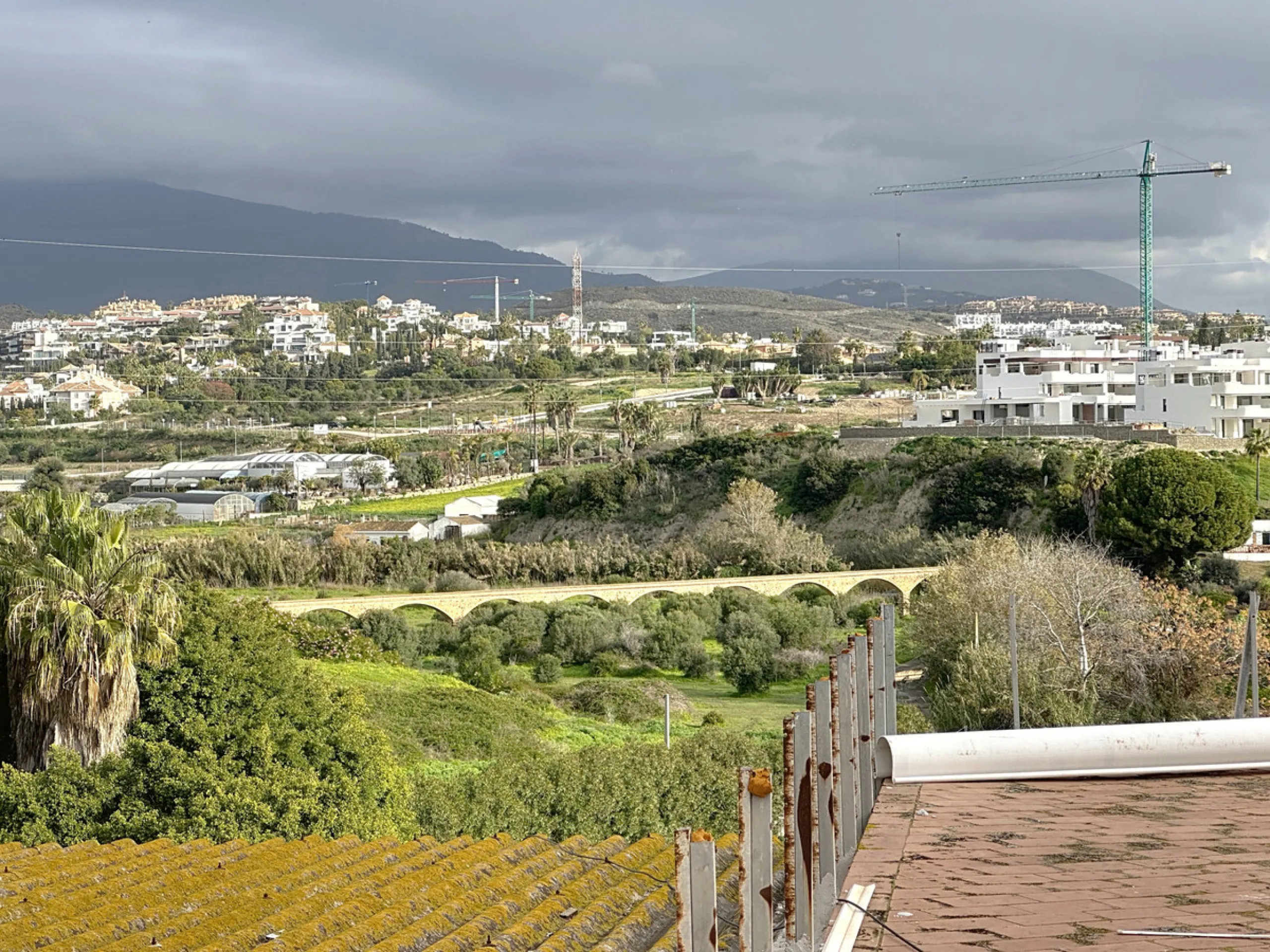 Located in the Cancelada area, in East Estepona, these commercial premises offer a unique opportunity to establish a business in a strategic environment. With a total built area of 898 m², including 569.75 m² of interiors and 328.75 m² of terraces, this s
