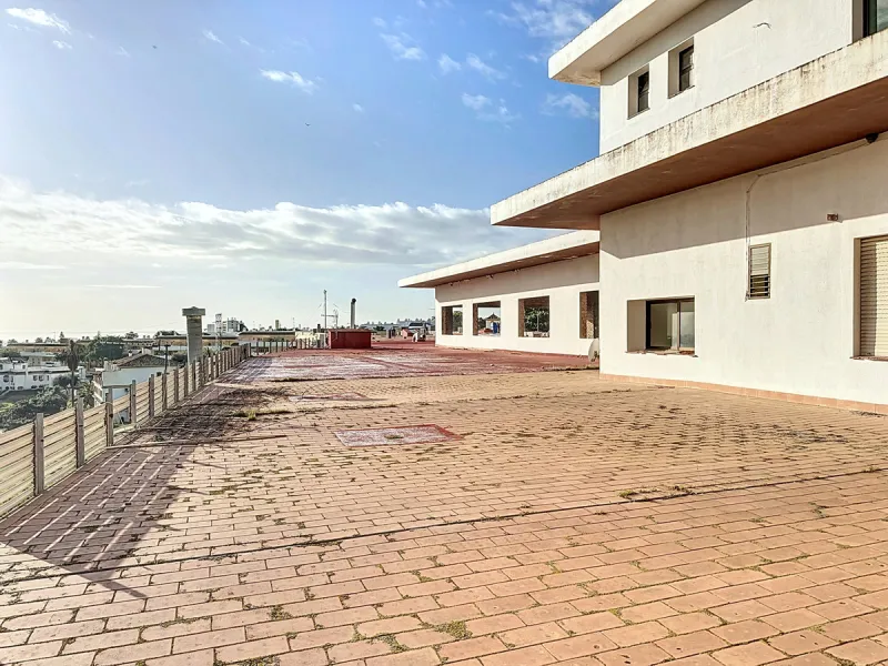 Located in the Cancelada area, in East Estepona, these commercial premises offer a unique opportunity to establish a business in a strategic environment. With a total built area of 898 m², including 569.75 m² of interiors and 328.75 m² of terraces, this s