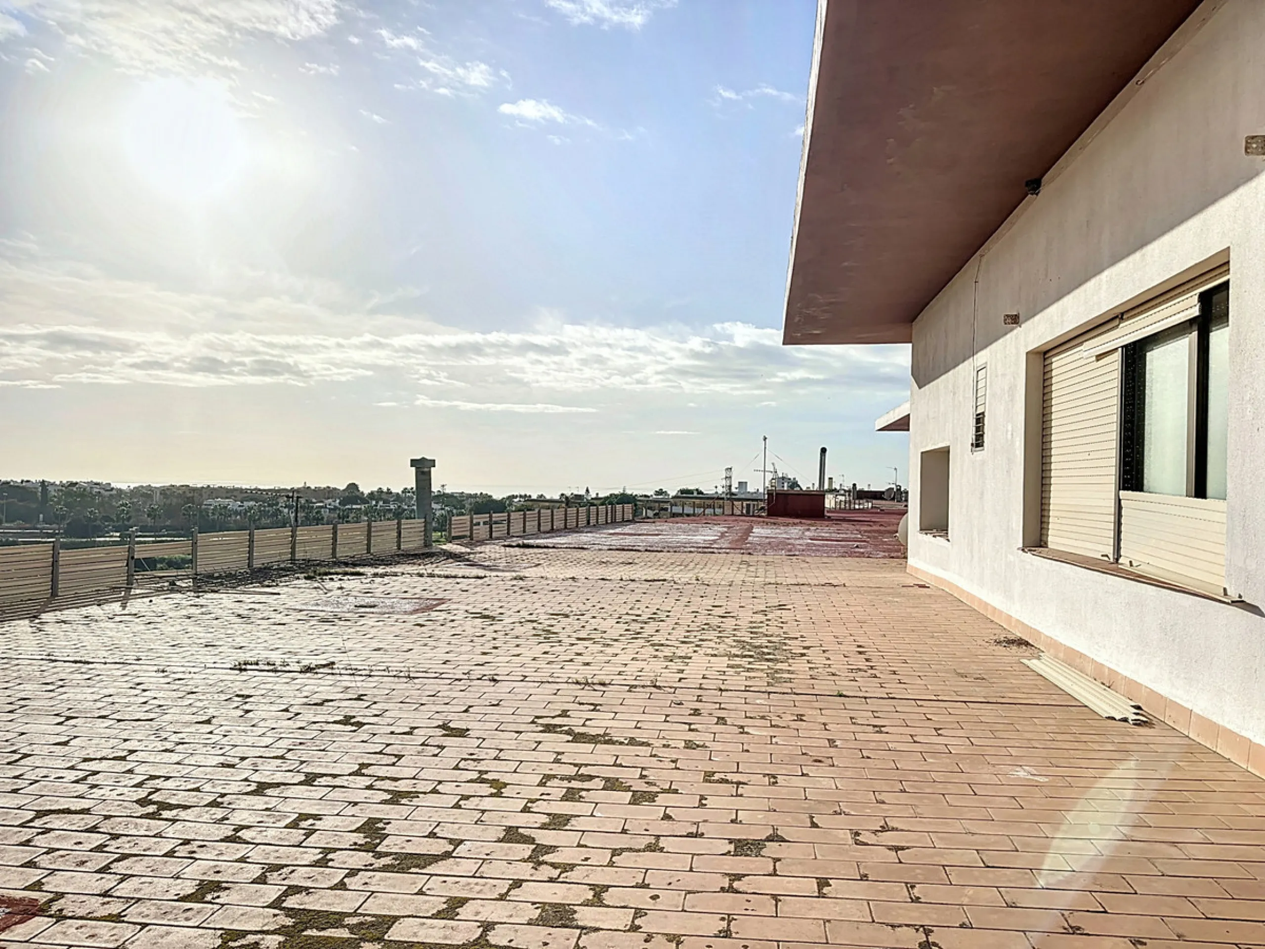 Located in the Cancelada area, in East Estepona, these commercial premises offer a unique opportunity to establish a business in a strategic environment. With a total built area of 898 m², including 569.75 m² of interiors and 328.75 m² of terraces, this s
