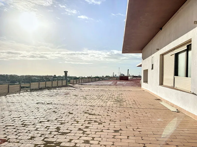 Located in the Cancelada area, in East Estepona, these commercial premises offer a unique opportunity to establish a business in a strategic environment. With a total built area of 898 m², including 569.75 m² of interiors and 328.75 m² of terraces, this s