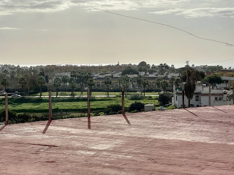 Located in the Cancelada area, in East Estepona, these commercial premises offer a unique opportunity to establish a business in a strategic environment. With a total built area of 898 m², including 569.75 m² of interiors and 328.75 m² of terraces, this s