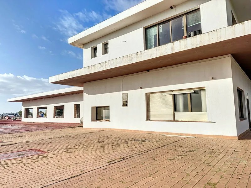 Located in the Cancelada area, in East Estepona, these commercial premises offer a unique opportunity to establish a business in a strategic environment. With a total built area of 898 m², including 569.75 m² of interiors and 328.75 m² of terraces, this s