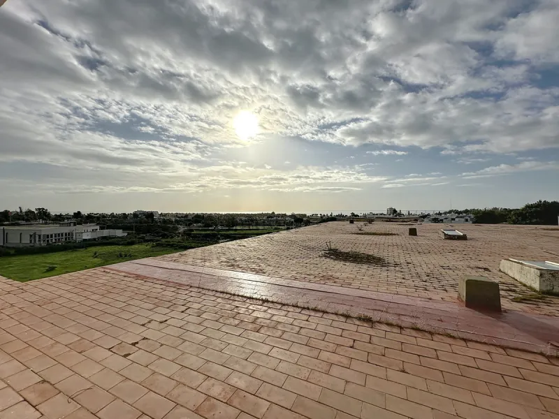 Located in the Cancelada area, in East Estepona, these commercial premises offer a unique opportunity to establish a business in a strategic environment. With a total built area of 898 m², including 569.75 m² of interiors and 328.75 m² of terraces, this s