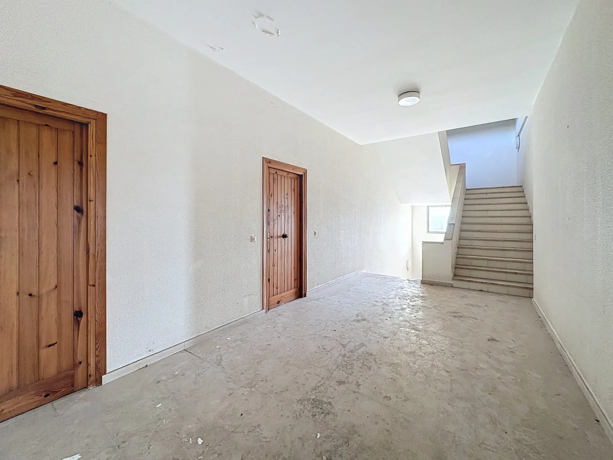 Located in the Cancelada area, in East Estepona, these commercial premises offer a unique opportunity to establish a business in a strategic environment. With a total built area of 898 m², including 569.75 m² of interiors and 328.75 m² of terraces, this s