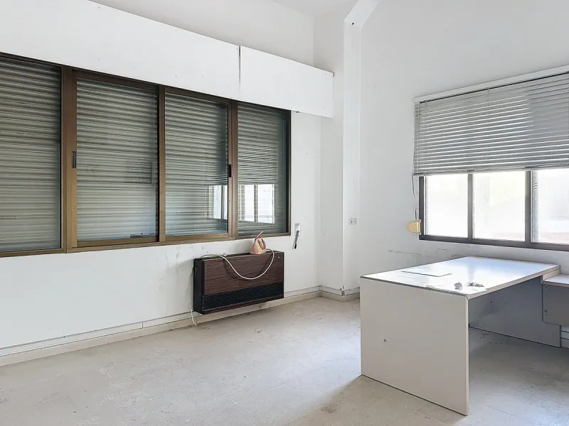 Located in the Cancelada area, in East Estepona, these commercial premises offer a unique opportunity to establish a business in a strategic environment. With a total built area of 898 m², including 569.75 m² of interiors and 328.75 m² of terraces, this s