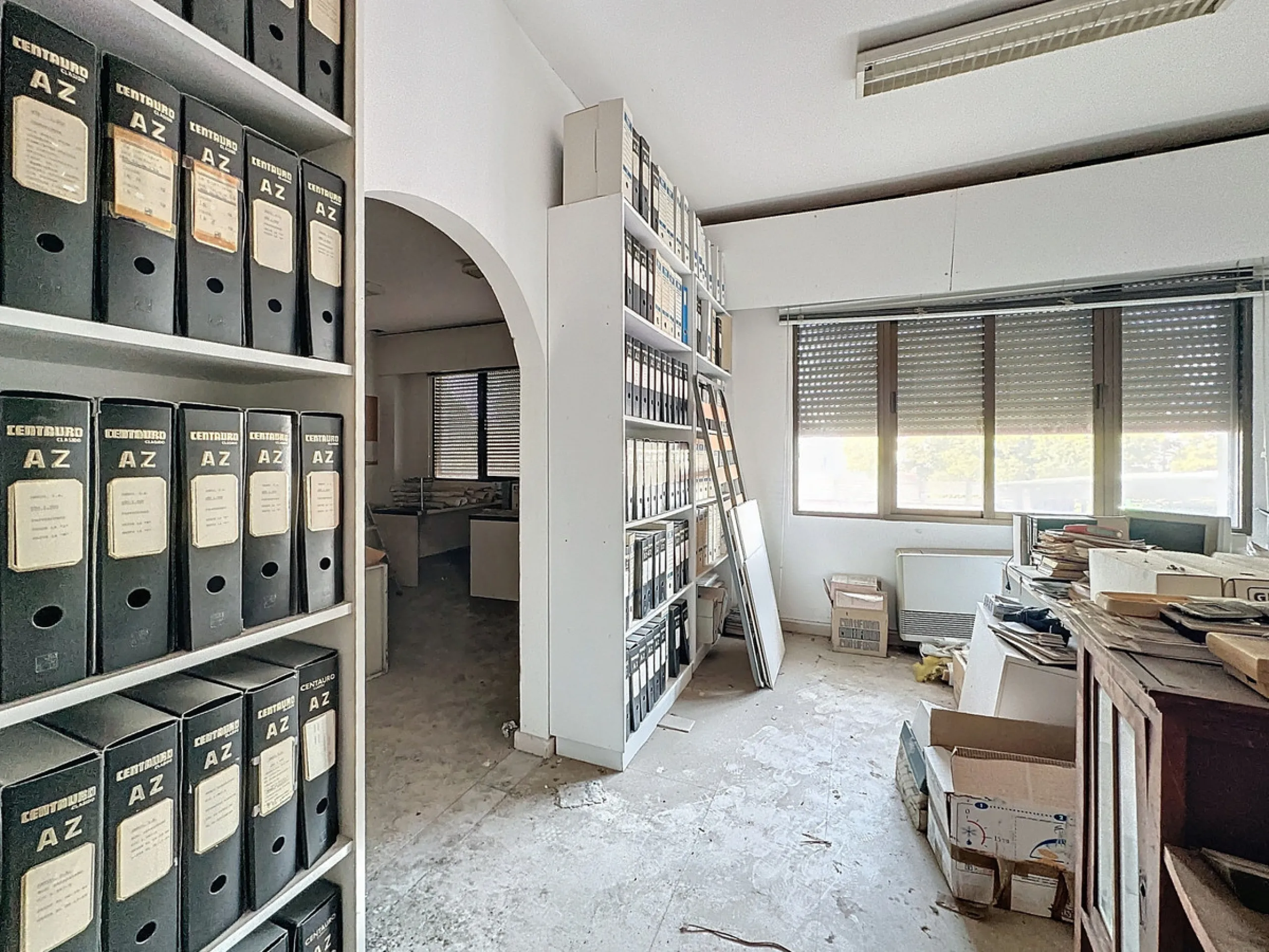 Located in the Cancelada area, in East Estepona, these commercial premises offer a unique opportunity to establish a business in a strategic environment. With a total built area of 898 m², including 569.75 m² of interiors and 328.75 m² of terraces, this s
