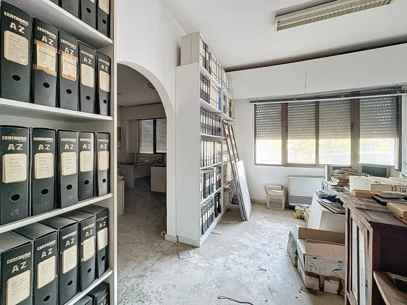 Located in the Cancelada area, in East Estepona, these commercial premises offer a unique opportunity to establish a business in a strategic environment. With a total built area of 898 m², including 569.75 m² of interiors and 328.75 m² of terraces, this s