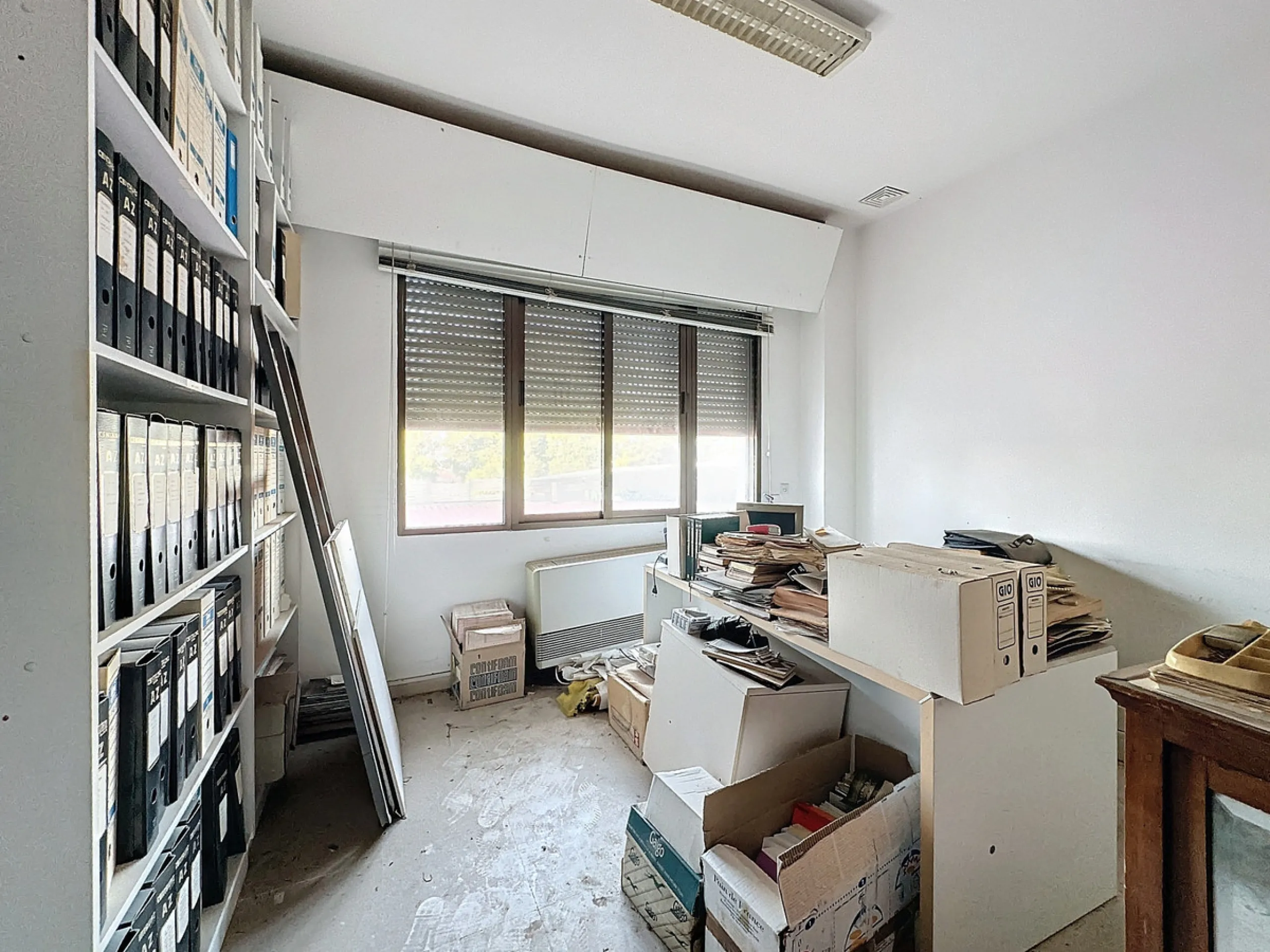 Located in the Cancelada area, in East Estepona, these commercial premises offer a unique opportunity to establish a business in a strategic environment. With a total built area of 898 m², including 569.75 m² of interiors and 328.75 m² of terraces, this s