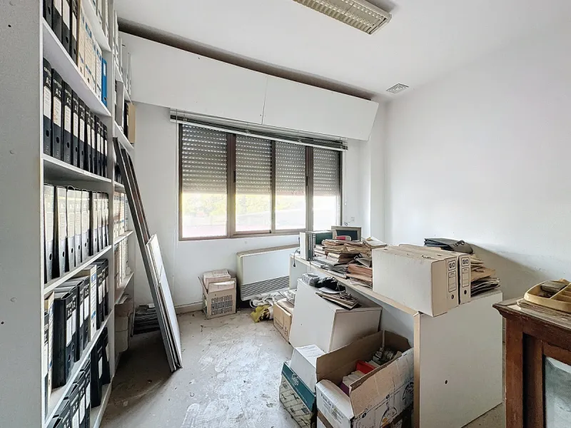 Located in the Cancelada area, in East Estepona, these commercial premises offer a unique opportunity to establish a business in a strategic environment. With a total built area of 898 m², including 569.75 m² of interiors and 328.75 m² of terraces, this s