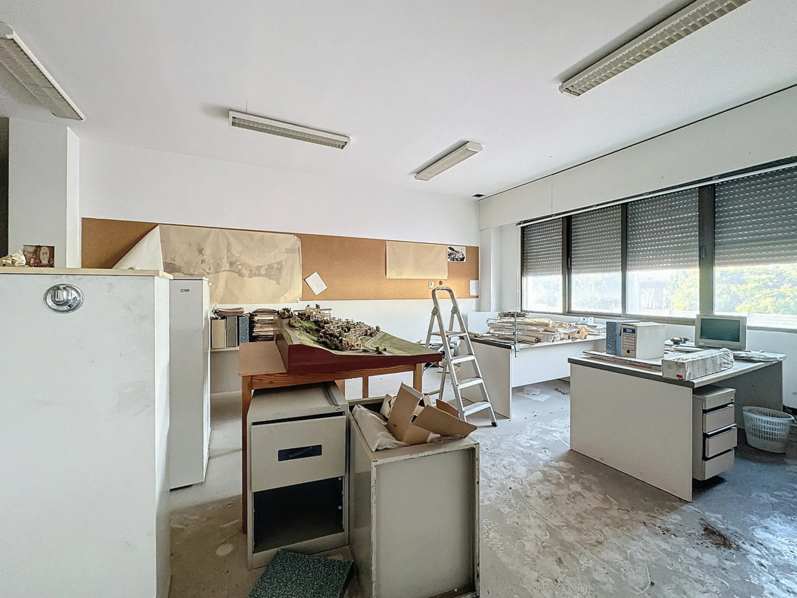 Located in the Cancelada area, in East Estepona, these commercial premises offer a unique opportunity to establish a business in a strategic environment. With a total built area of 898 m², including 569.75 m² of interiors and 328.75 m² of terraces, this s