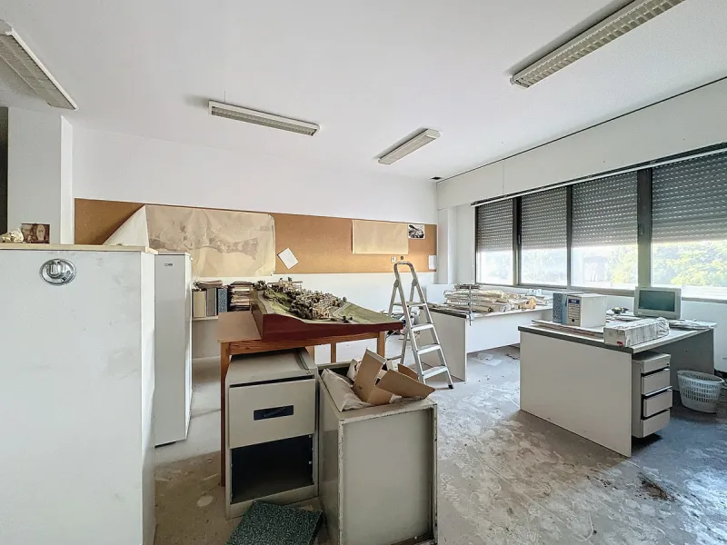 Located in the Cancelada area, in East Estepona, these commercial premises offer a unique opportunity to establish a business in a strategic environment. With a total built area of 898 m², including 569.75 m² of interiors and 328.75 m² of terraces, this s