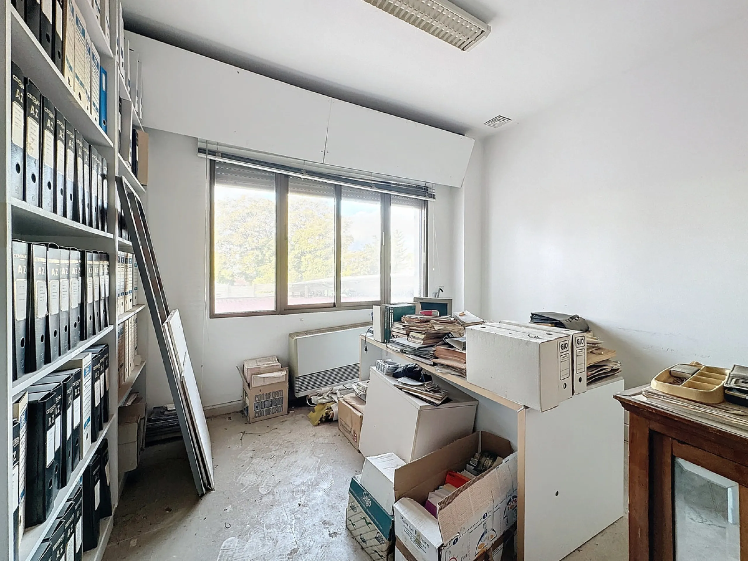 Located in the Cancelada area, in East Estepona, these commercial premises offer a unique opportunity to establish a business in a strategic environment. With a total built area of 898 m², including 569.75 m² of interiors and 328.75 m² of terraces, this s