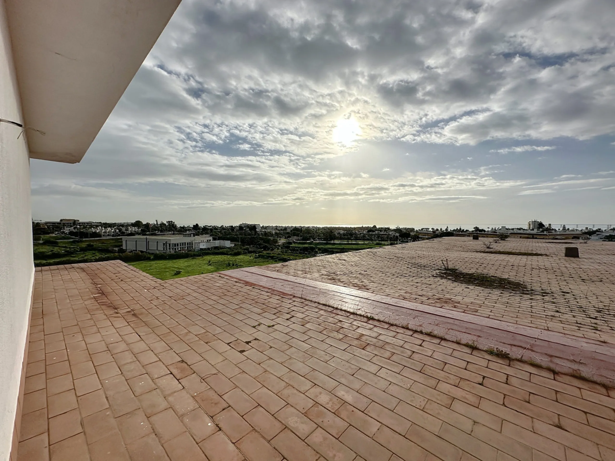 Located in the Cancelada area, in East Estepona, these commercial premises offer a unique opportunity to establish a business in a strategic environment. With a total built area of 898 m², including 569.75 m² of interiors and 328.75 m² of terraces, this s