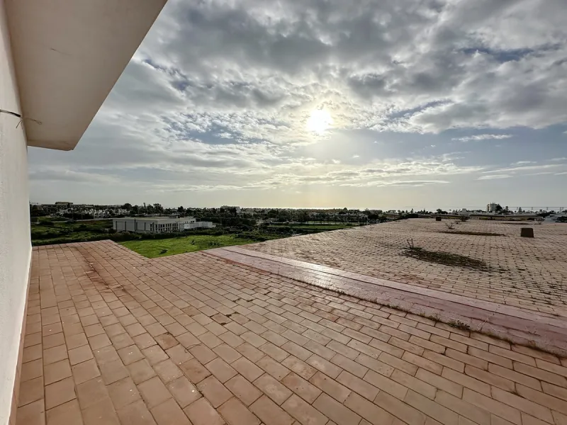 Located in the Cancelada area, in East Estepona, these commercial premises offer a unique opportunity to establish a business in a strategic environment. With a total built area of 898 m², including 569.75 m² of interiors and 328.75 m² of terraces, this s