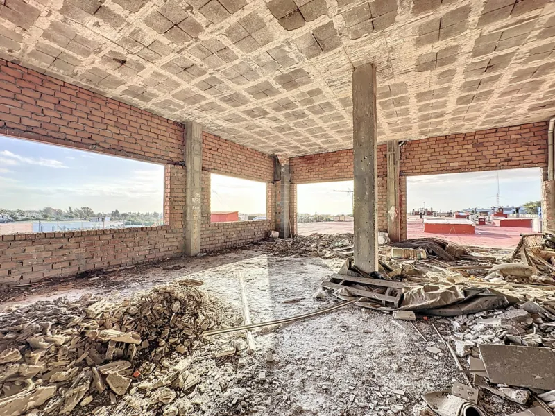 Located in the Cancelada area, in East Estepona, these commercial premises offer a unique opportunity to establish a business in a strategic environment. With a total built area of 898 m², including 569.75 m² of interiors and 328.75 m² of terraces, this s
