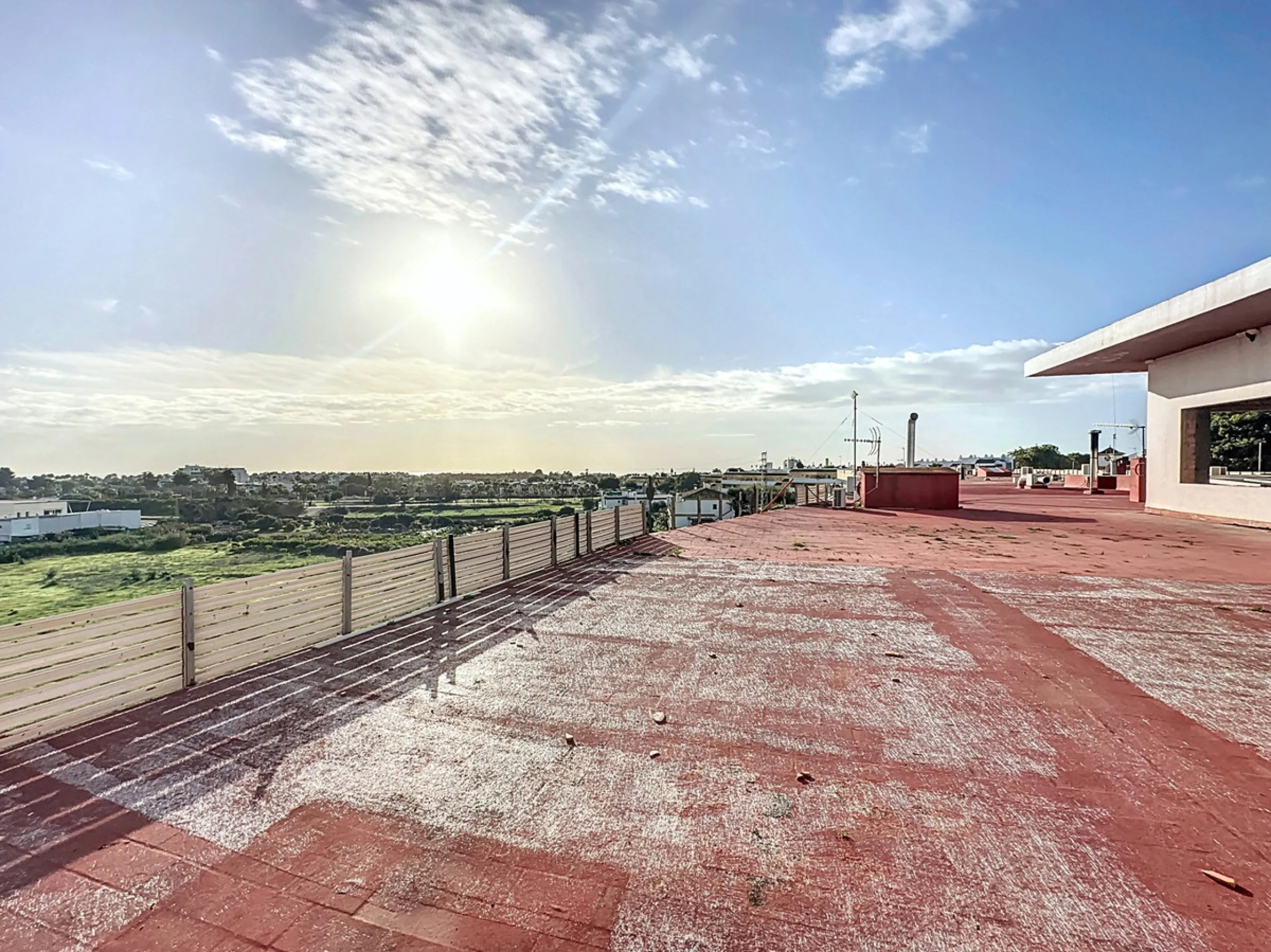 Located in the Cancelada area, in East Estepona, these commercial premises offer a unique opportunity to establish a business in a strategic environment. With a total built area of 898 m², including 569.75 m² of interiors and 328.75 m² of terraces, this s