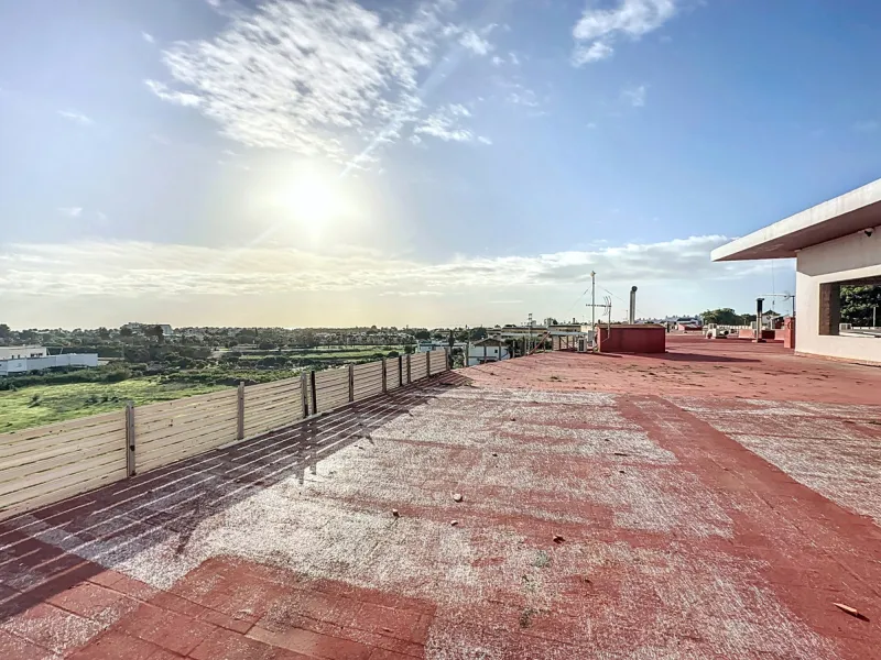 Located in the Cancelada area, in East Estepona, these commercial premises offer a unique opportunity to establish a business in a strategic environment. With a total built area of 898 m², including 569.75 m² of interiors and 328.75 m² of terraces, this s