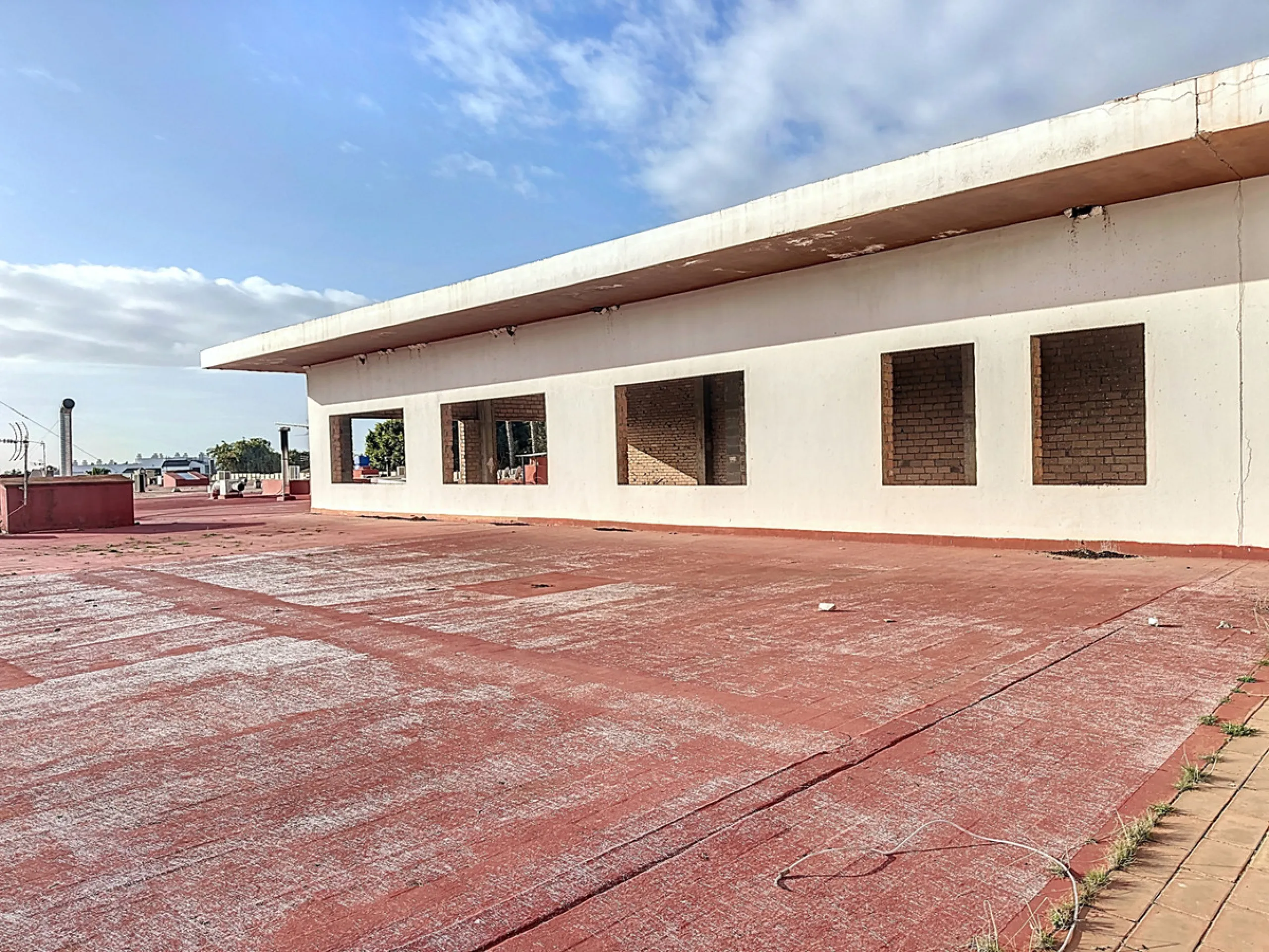 Located in the Cancelada area, in East Estepona, these commercial premises offer a unique opportunity to establish a business in a strategic environment. With a total built area of 898 m², including 569.75 m² of interiors and 328.75 m² of terraces, this s