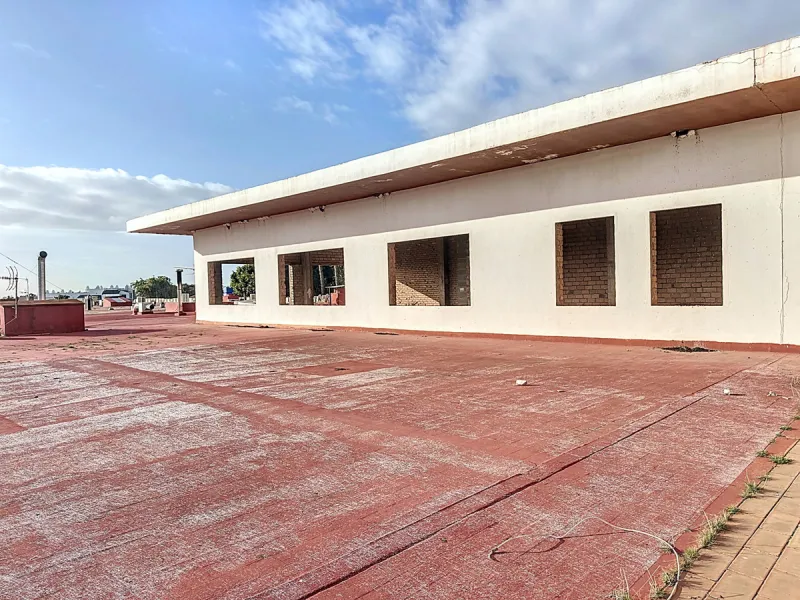 Located in the Cancelada area, in East Estepona, these commercial premises offer a unique opportunity to establish a business in a strategic environment. With a total built area of 898 m², including 569.75 m² of interiors and 328.75 m² of terraces, this s