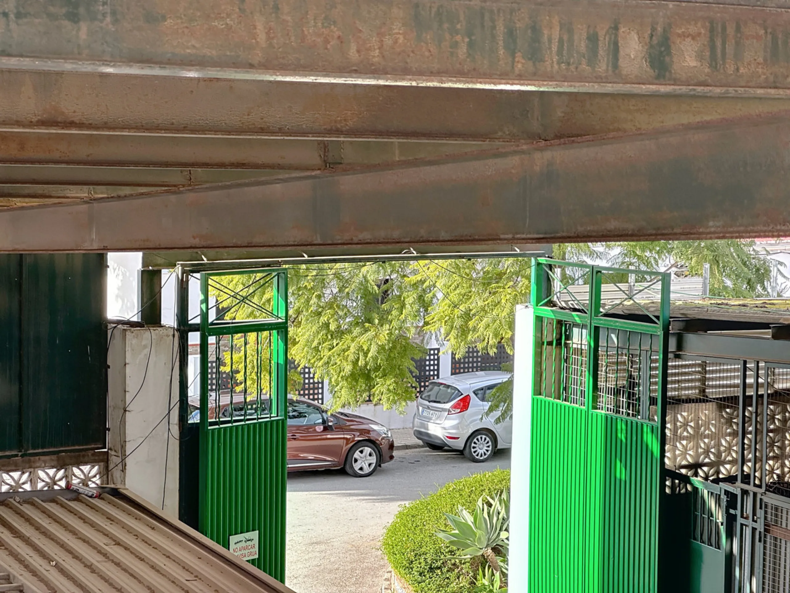 Located in the Cancelada area, in East Estepona, these commercial premises offer a unique opportunity to establish a business in a strategic environment. With a total built area of 898 m², including 569.75 m² of interiors and 328.75 m² of terraces, this s