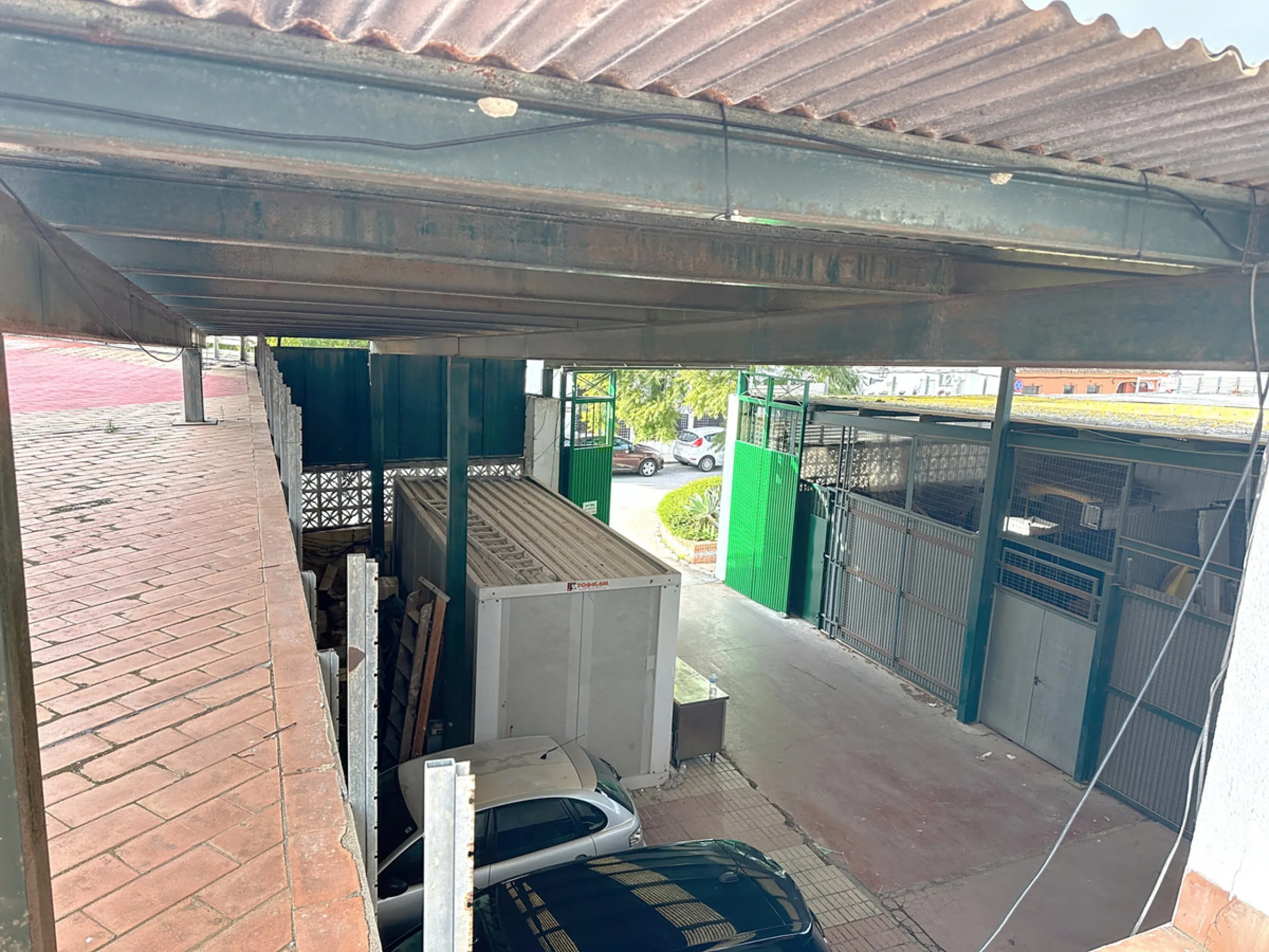 Located in the Cancelada area, in East Estepona, these commercial premises offer a unique opportunity to establish a business in a strategic environment. With a total built area of 898 m², including 569.75 m² of interiors and 328.75 m² of terraces, this s