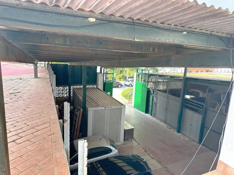 Located in the Cancelada area, in East Estepona, these commercial premises offer a unique opportunity to establish a business in a strategic environment. With a total built area of 898 m², including 569.75 m² of interiors and 328.75 m² of terraces, this s