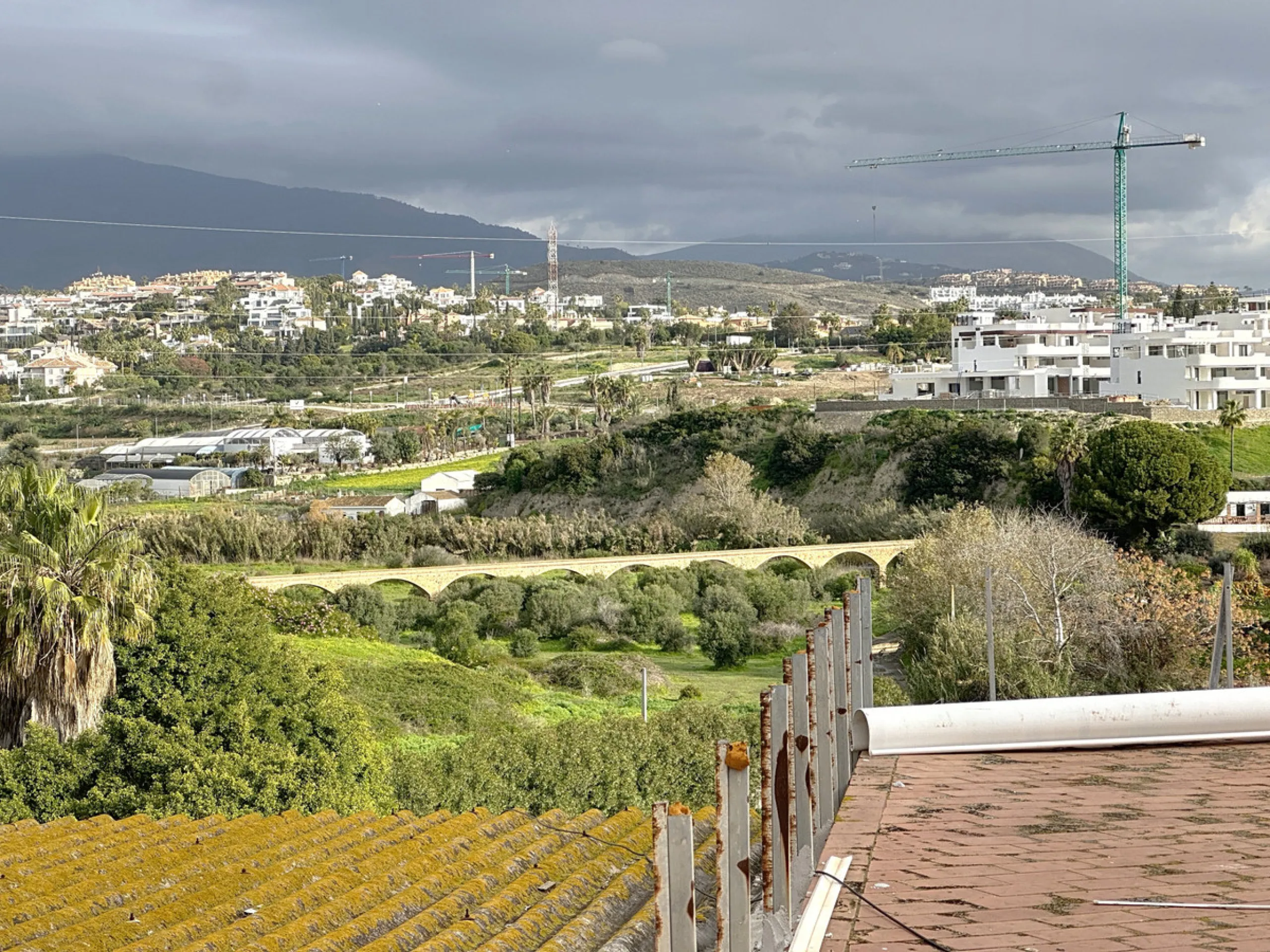 Located in the Cancelada area, in East Estepona, these commercial premises offer a unique opportunity to establish a business in a strategic environment. With a total built area of 898 m², including 569.75 m² of interiors and 328.75 m² of terraces, this s