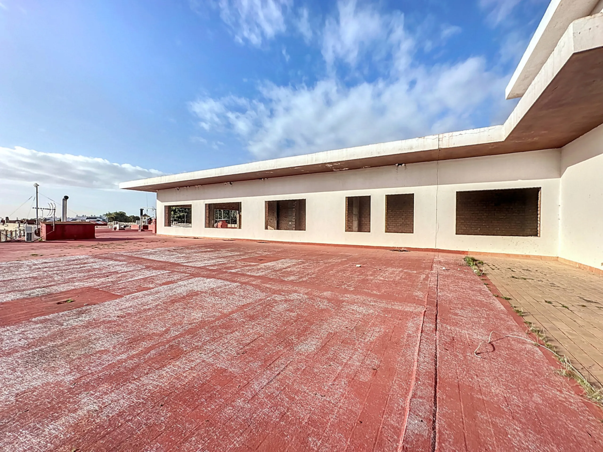 Located in the Cancelada area, in East Estepona, these commercial premises offer a unique opportunity to establish a business in a strategic environment. With a total built area of 898 m², including 569.75 m² of interiors and 328.75 m² of terraces, this s