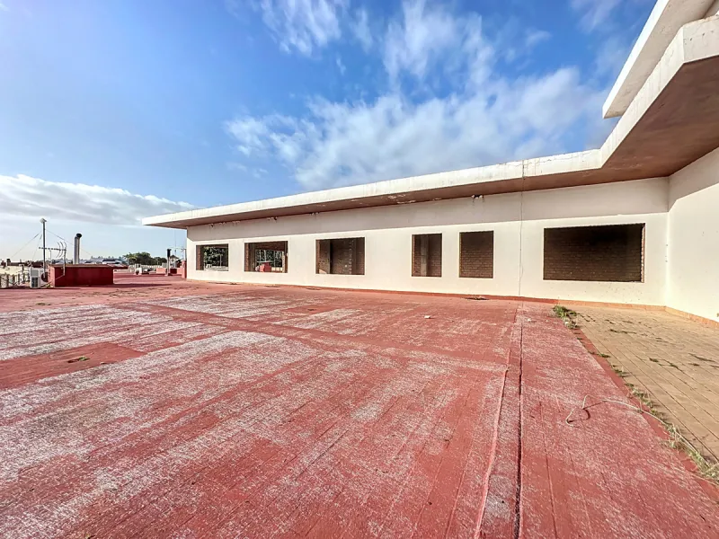 Located in the Cancelada area, in East Estepona, these commercial premises offer a unique opportunity to establish a business in a strategic environment. With a total built area of 898 m², including 569.75 m² of interiors and 328.75 m² of terraces, this s
