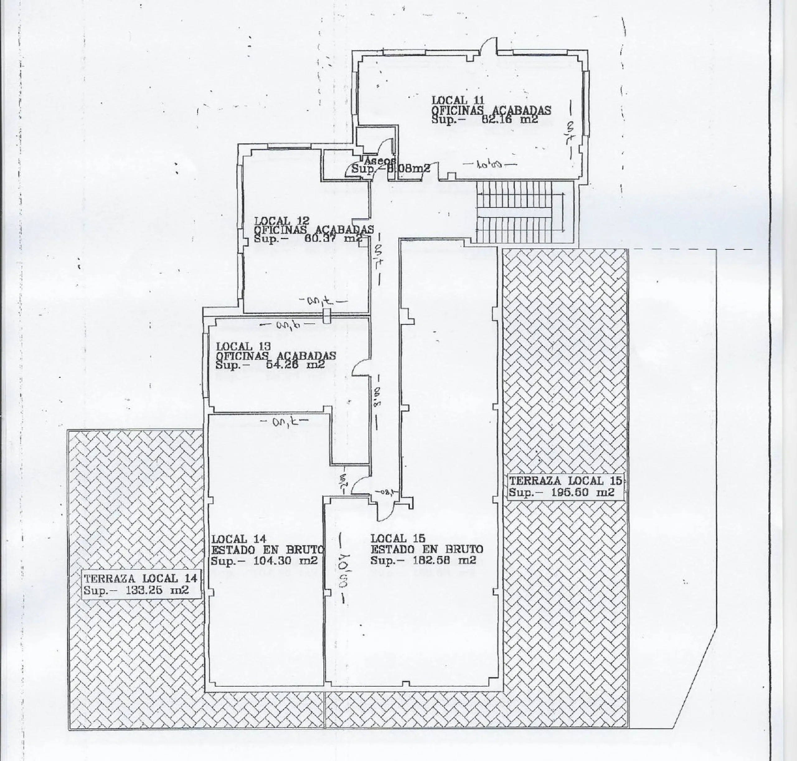 Located in the Cancelada area, in East Estepona, these commercial premises offer a unique opportunity to establish a business in a strategic environment. With a total built area of 898 m², including 569.75 m² of interiors and 328.75 m² of terraces, this s