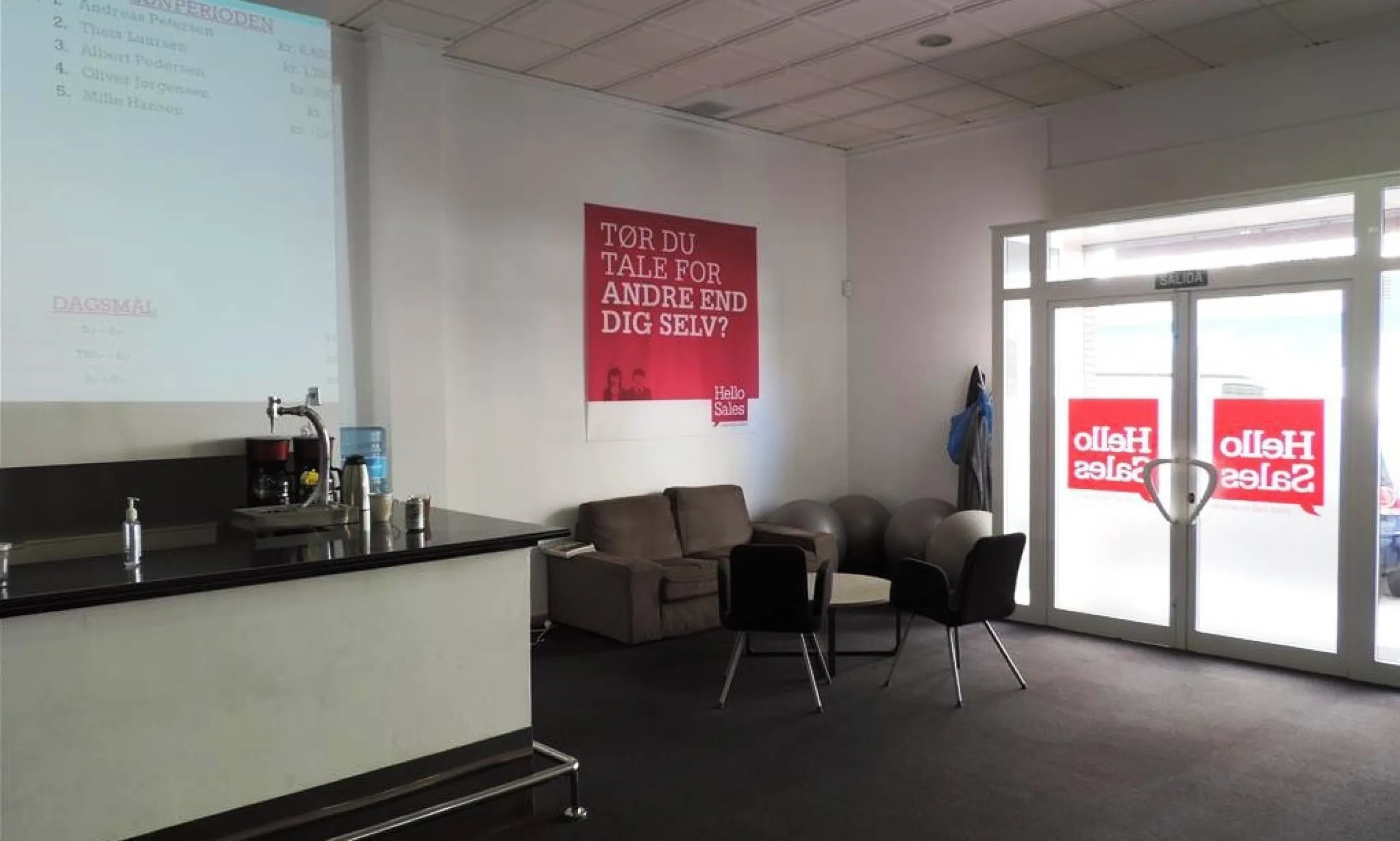 Commercial premises centrally located in Fuengirola, just 150 meters from the Feria Ground. Originally comprising four separate units, the property has been consolidated into a single premises, with the potential to reinstate divisions if desired. Current